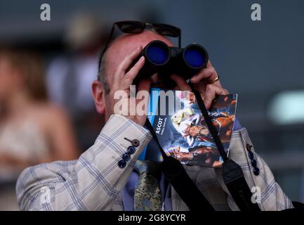 Racegoers durante il QIPCO King George Diamond Weekend all'Ippodromo di Ascot. Data immagine: Venerdì 23 luglio 2021. Guarda la storia di PA RACING Ascot. Il credito fotografico dovrebbe essere: Steven Paston/PA Wire. RESTRIZIONI: L'uso è soggetto a limitazioni. Solo per uso editoriale, nessun uso commerciale senza previo consenso del titolare dei diritti. Foto Stock