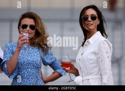 Racegoers durante il QIPCO King George Diamond Weekend all'Ippodromo di Ascot. Data immagine: Venerdì 23 luglio 2021. Guarda la storia di PA RACING Ascot. Il credito fotografico dovrebbe essere: Steven Paston/PA Wire. RESTRIZIONI: L'uso è soggetto a limitazioni. Solo per uso editoriale, nessun uso commerciale senza previo consenso del titolare dei diritti. Foto Stock