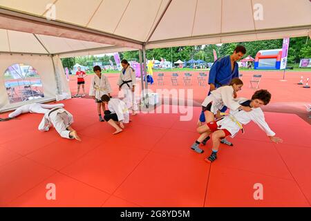 Praga, Repubblica Ceca. 23 luglio 2021. Il festival olimpico è stato inaugurato nel parco Stromovka di Praga in occasione delle Olimpiadi di Tokyo, il 23 luglio 2021, offrendo 47 categorie sportive ai visitatori da provare, tra cui 11 campi da tennis e locali per floorball, tiro con l'arco e atletica. Credit: Vit Simanek/CTK Photo/Alamy Live News Foto Stock