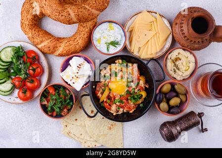 Colazione turca tradizionale con meze e simit Foto Stock