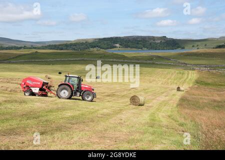 Haymaking a Malhamdale Foto Stock