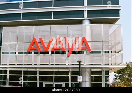 STATI UNITI. 17 agosto 2017. Logo sulla facciata della sede centrale della società tecnologica Avaya nella Silicon Valley, Santa Clara, California, 17 agosto 2017. (Foto di Smith Collection/Gado/Sipa USA) Credit: Sipa USA/Alamy Live News Foto Stock