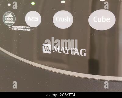 Primo piano di una macchina fabbricatrice di ghiaccio Maytag con comandi e il logo del marchio visibile a Lafayette, California, 14 aprile 2021. (Foto di Smith Collection/Gado/Sipa USA) Foto Stock