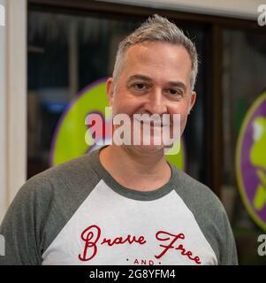 Brentwood Essex 23 luglio 2021 Justin Somper è l'autore della serie di romanzo dei bambini dei Vampirati e degli Alleati & Assassins, ad un libro che firma alla libreria di pollo e rana Brentwood Essex, UK Credit: Ian Davidson/Alamy Live News Foto Stock