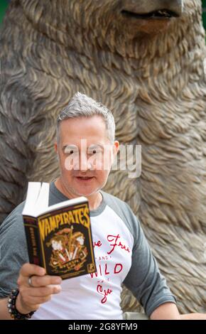 Brentwood Essex 23 luglio 2021 Justin Somper è l'autore della serie di romanzo dei bambini dei Vampirati e degli Alleati & Assassins, ad un libro che firma alla libreria di pollo e rana Brentwood Essex, UK Credit: Ian Davidson/Alamy Live News Foto Stock