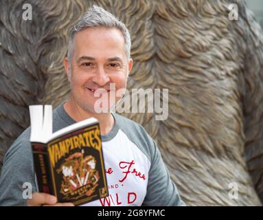 Brentwood Essex 23 luglio 2021 Justin Somper è l'autore della serie di romanzo dei bambini dei Vampirati e degli Alleati & Assassins, ad un libro che firma alla libreria di pollo e rana Brentwood Essex, UK Credit: Ian Davidson/Alamy Live News Foto Stock