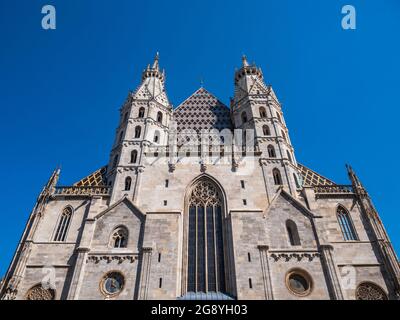 Cattedrale di Santo Stefano o Stephansdom a Vienna, Austria, fronte Ovest con torri romaniche. Foto Stock