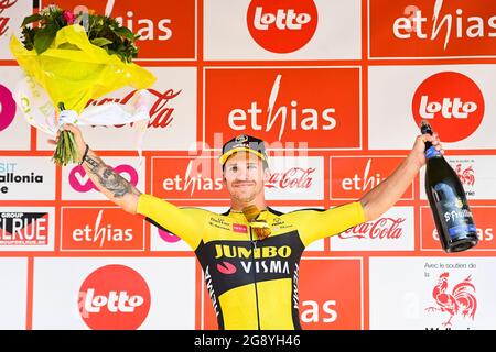 L'olandese Dylan Groenewegen del Team Jumbo-Visma festeggia sul podio dopo aver vinto la quarta tappa del Tour De Wallonie, a 206 km da N Foto Stock