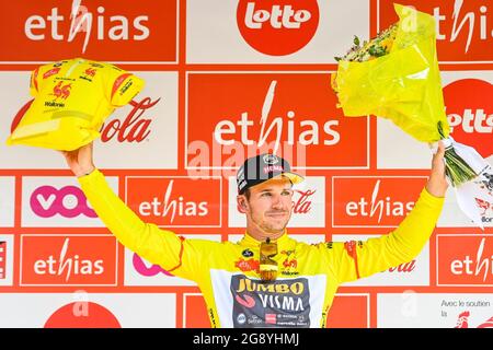 L'olandese Dylan Groenewegen del Team Jumbo-Visma festeggia sul podio dopo aver vinto la quarta tappa del Tour De Wallonie, a 206 km da N Foto Stock