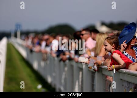 I Racegoers guardano prima dell'inizio del Berenberg Ottobre Club che sostiene l'handicap dei Cares Family Fillies durante il QIPCO King George Diamond Weekend all'Ippodromo di Ascot. Data immagine: Venerdì 23 luglio 2021. Guarda la storia di PA RACING Ascot. Il credito fotografico dovrebbe essere: Steven Paston/PA Wire. RESTRIZIONI: L'uso è soggetto a limitazioni. Solo per uso editoriale, nessun uso commerciale senza previo consenso del titolare dei diritti. Foto Stock