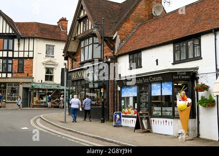 Lyndhurst, Hampshire, Inghilterra - Giugno 2021: Negozi nella piccola città di Lyndhurt nella New Forest. Foto Stock