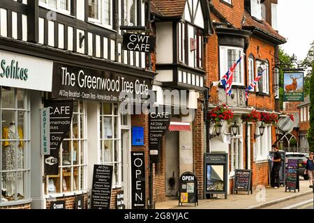 Lyndhurst, Hampshire, Inghilterra - Giugno 2021: Negozi e un pub nella piccola città di Lyndhurt nella New Forest. Foto Stock