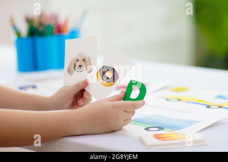 I bambini imparano a leggere. Carte flash colorate abc phonics per bambini asilo e prescolare. Apprendimento a distanza e homeschooling per bambini piccoli. Foto Stock