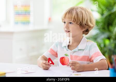 I bambini imparano a leggere. Carte flash colorate abc phonics per bambini asilo e prescolare. Apprendimento a distanza e homeschooling per bambini piccoli. Foto Stock