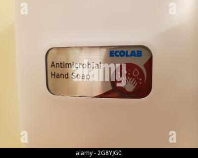 Stati Uniti. 18 Apr 2021. Primo piano del logo "sapone per le mani antimicrobico Ecolab" su un dispenser montato a parete in un ambiente medico a San Francisco, California, 18 aprile 2021. (Foto di Smith Collection/Gado/Sipa USA) Credit: Sipa USA/Alamy Live News Foto Stock