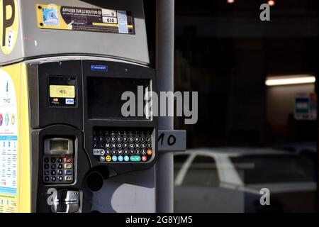 Un primo piano su un parchimetro nella 'Rue de la Loge'. La città di Marsiglia sta parzialmente raddoppiando i suoi costi di parcheggio a fronte dell'inquinamento atmosferico da ozono. Nel tentativo di ridurre l'uso dell'auto in città, i prezzi del parcheggio sono raddoppiati per i visitatori. Ai residenti viene concesso l'ingresso gratuito, a condizione che parcheggiino nelle vicinanze. Foto Stock