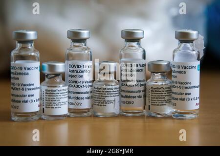Flaconcini di vaccino Pfizer/ BioNTech e Oxford/AstraZeneca Covid-19 presso un centro di vaccinazione di Londra. (Foto di Dinendra Haria / SOPA Images/Sipa USA) Foto Stock