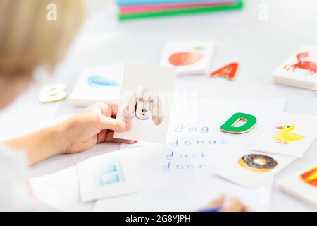 I bambini imparano a leggere. Carte flash colorate abc phonics per bambini asilo e prescolare. Apprendimento a distanza e homeschooling per bambini piccoli. Foto Stock