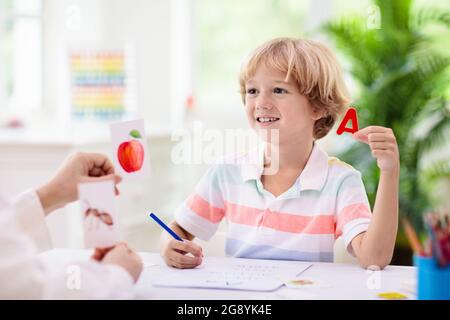 I bambini imparano a leggere. Carte flash colorate abc phonics per bambini asilo e prescolare. Apprendimento a distanza e homeschooling per bambini piccoli. Foto Stock