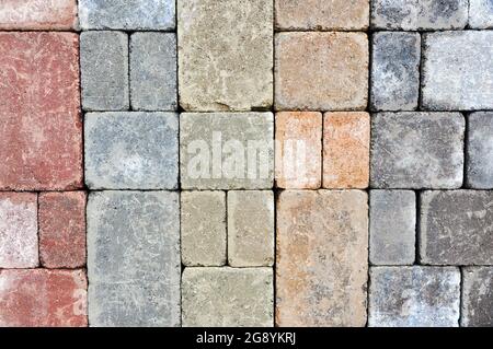Le asfaltatrici a tamburo, un materiale da costruzione utilizzato nell'industria paesaggistica per la costruzione di patii, passerelle e vialetti, sono esposte in un giardino. Foto Stock