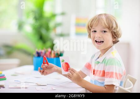 I bambini imparano a leggere. Carte flash colorate abc phonics per bambini asilo e prescolare. Apprendimento a distanza e homeschooling per bambini piccoli. Foto Stock