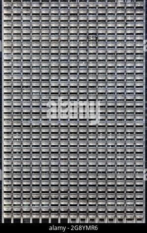 Gruppo dello stesso stile, doppio design di balcone su un moderno ed alto edificio Foto Stock