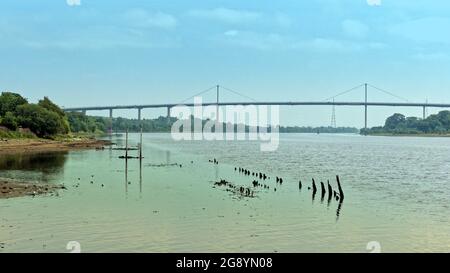 Glasgow, Regno Unito. 23 luglio 2021. Regno Unito Meteo: Glasgow, Scozia, 23 luglio 2021. UK Weather: Sunny Bowling porto vicino al fiume Cyde e Forth e clyde canale Erskine ponte sul clyde dal porto di bowling. . Credit: gerard Ferry/Alamy Live News Foto Stock