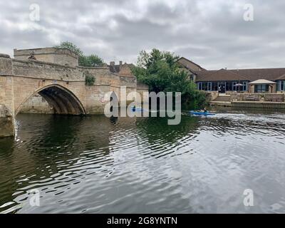 Kayak sul fiume Ouse circa per passare attraverso St Ives Bridge, St Ives, Cambs, Inghilterra Foto Stock