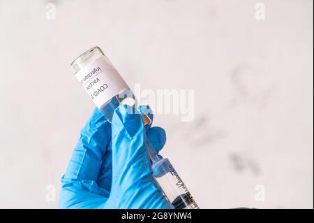 Il medico ritira il farmaco dal tubo di vaccino di Coronavirus Foto Stock