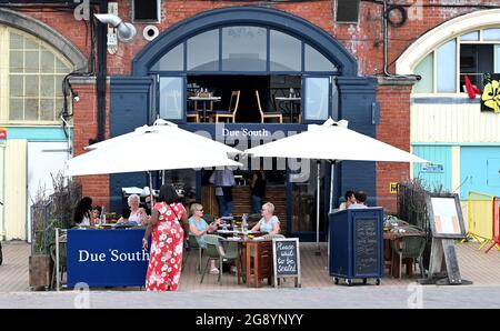 Due South ristorante sulla Brighton Beach e sul lungomare Sussex UK Foto Stock