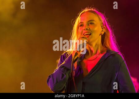 Henham Park, Suffolk, Regno Unito. 23 luglio 2021. Dream Wife suona il palcoscenico della BBC - il 2021 Latitude Festival, Henham Park. Suffolk, torna come un evento di test covid dopo un anno di distanza a causa della pandemia. Credit: Guy Bell/Alamy Live News Foto Stock