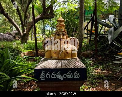 Chiudi la vista frontale della statua di Garuda nel giardino naturale di roccia a Tirumala, Tirumala, Andhra Pradesh, India-luglio 10.2021 Foto Stock