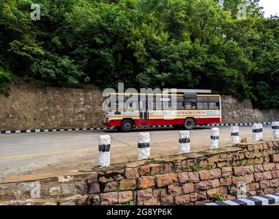 Autobus pubblico che si sposta verso Tirumala ghat strade che attraversano, Tirumala, Andhra Pradesh, India-luglio 11.2021 Foto Stock