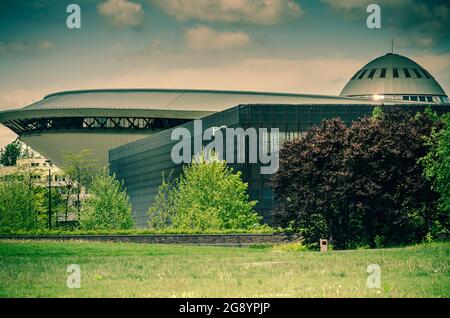 Katowice, Slesia, Polonia; 26 maggio 2021: Spodek Sports Hall e International Conference Center MCK con una zona di cultura verde Foto Stock