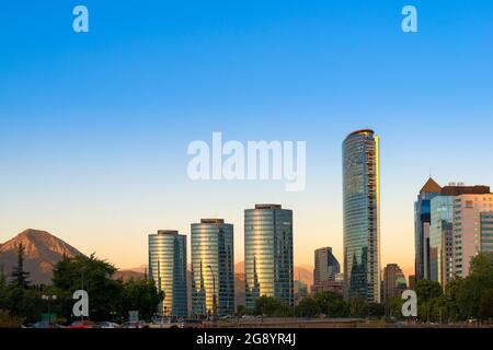 Santiago, Regione Metropolitana, Cile - skyline dei moderni edifici per uffici nel quartiere finanziario di Santiago. Foto Stock