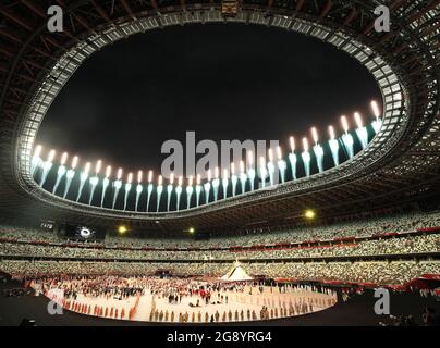 Tokyo, Giappone. 23 luglio 2021. I fuochi d'artificio segnano la fine della cerimonia di apertura dei Giochi Olimpici estivi di Tokyo, in Giappone, venerdì 23 luglio 2021. Foto di Bob strong/UPI. Credit: UPI/Alamy Live News Foto Stock