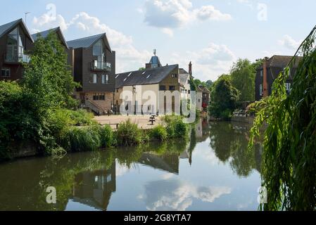 Nuovi appartamenti lungo il fiume Lea nel centro di Hertford, Hertfordshire, Inghilterra sud-orientale Foto Stock