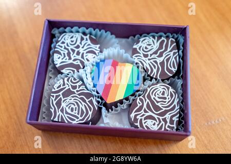 STATI UNITI. 13 maggio 2021. Collezione Pride Month con tartufo arcobaleno dei cioccolatini Kokak al Castro, San Francisco, California, 13 maggio 2021. (Foto di Smith Collection/Gado/Sipa USA) Credit: Sipa USA/Alamy Live News Foto Stock