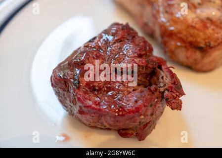 STATI UNITI. 19 giugno 2021. Bistecca di filetto mignon alimentata da erba da ranch 4K dal Roam Butchers' Shop on Plate, Lafayette, California, 19 giugno 2021. (Foto di Smith Collection/Gado/Sipa USA) Credit: Sipa USA/Alamy Live News Foto Stock