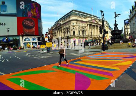Londra, Regno Unito. 23 luglio 2021. Il West End di Londra torna in vita dopo il Freedom Day. The Piccadilly Art Takeover, attraversamenti pedonali di Vanessa Jackson. Credit: JOHNNY ARMSTEAD/Alamy Live News Foto Stock