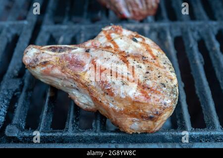 STATI UNITI. 19 giugno 2021. Braciola di maiale Duroc Heirloom dal Roam Butchers' Shop sulla griglia per barbecue, Lafayette, California, 19 giugno 2021. (Foto di Smith Collection/Gado/Sipa USA) Credit: Sipa USA/Alamy Live News Foto Stock