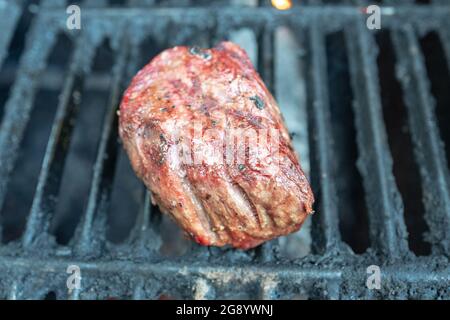 Bistecca di filetto mignon alimentata con erba da ranch 4K dal Roam Butchers' Shop sulla griglia per barbecue, Lafayette, California, 19 giugno 2021. (Foto di Smith Collection/Gado/Sipa USA) Foto Stock