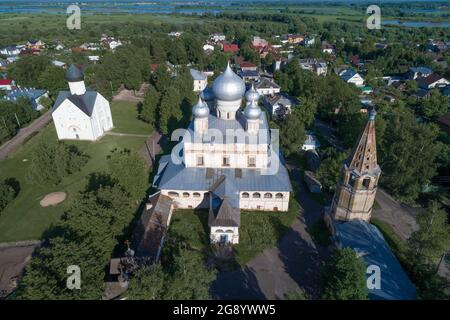 Vista del complesso di edifici dell'antica Cattedrale di Znamensky nel pomeriggio di giugno (fotografia aerea). Veliky Novgorod, Russia Foto Stock