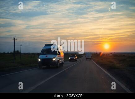 Van russo ambulanza all'aperto strada di campagna al tramonto Foto Stock