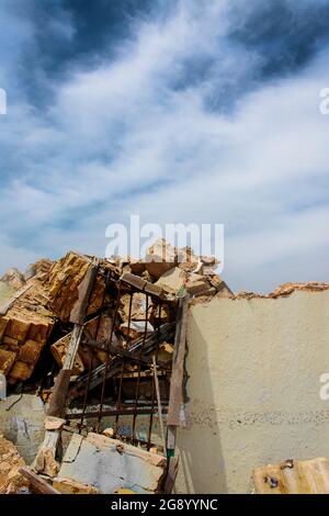 Resti di una casa in rovina con il cielo blu sullo sfondo Foto Stock