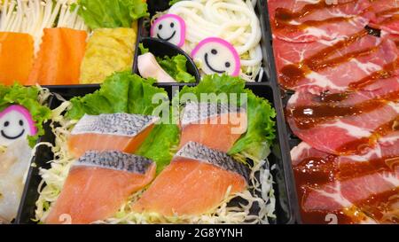 Set di gamberi di pesce fresco di maiale e verdure miste Foto Stock