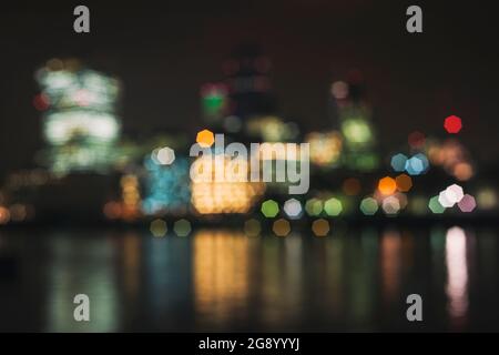 Abstract, vista offuscata della City of London skyline notturno Foto Stock