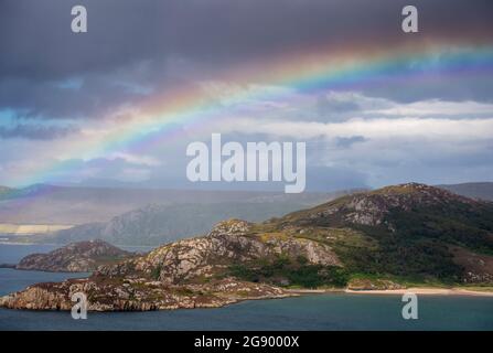 Rainbow sopra la baia di Gruinard vicino a Laide in Wester Ross, Scozia, Regno Unito Foto Stock