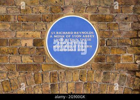 Placca blu di San Richard Reynolds. Lapide commemorativa per la casa – l’ex Abbazia di Syon – del martire cattolico. UK (127) Foto Stock