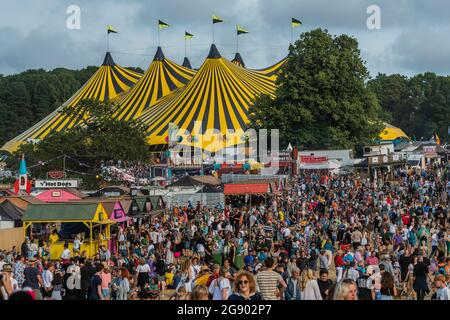 Henham Park, Suffolk, Regno Unito. 23 luglio 2021. Ritorno della folla: Il Latitude Festival 2021, Henham Park. Suffolk, torna come un evento di test covid dopo un anno di distanza a causa della pandemia. Credit: Guy Bell/Alamy Live News Foto Stock